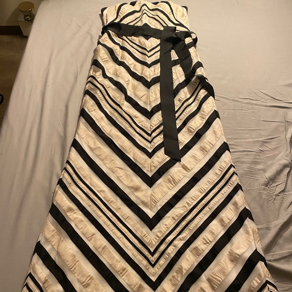 Adrianna Papell Geometric Graphic Sheath Formal Gown